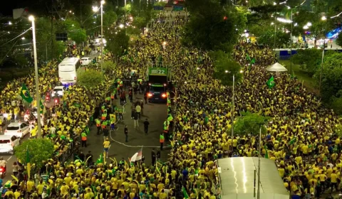 Flávio Bolsonaro reúne apoiadores em ato na Ponta Negra durante passagem por Manaus