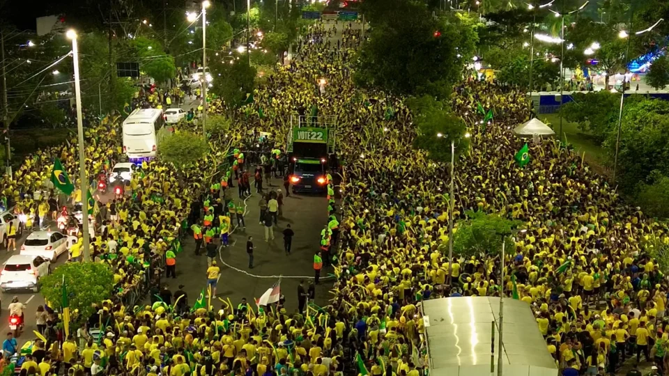 Flávio Bolsonaro reúne apoiadores em ato na Ponta Negra durante passagem por Manaus