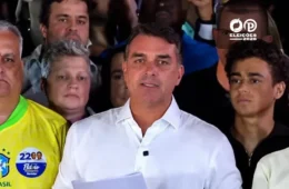 Flávio Bolsonaro contesta resultado das urnas e promete recorrer para anular eleição