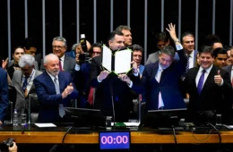 Lula participa de cerimônia de promulgação da PEC que acaba com escala 6×1 e garante dois dias de folga aos trabalhadores