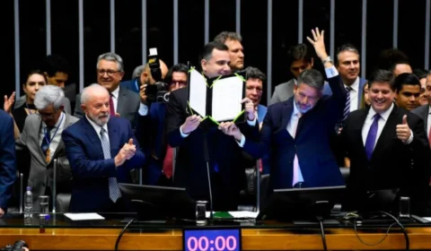 Lula participa de cerimônia de promulgação da PEC que acaba com escala 6×1 e garante dois dias de folga aos trabalhadores