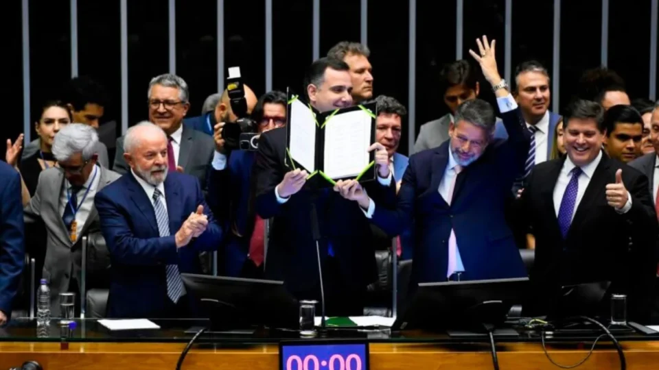 Lula participa de cerimônia de promulgação da PEC que acaba com escala 6×1 e garante dois dias de folga aos trabalhadores