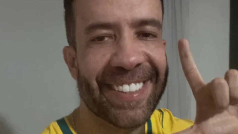Após debate presidencial, André Janones é internado na UTI com arritmia cardíaca