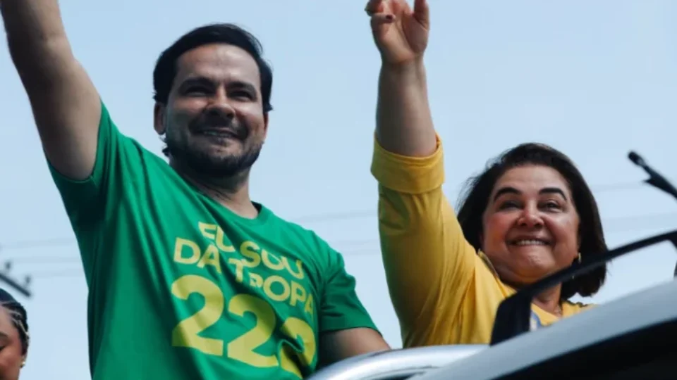 Alberto Neto e Maria do Carmo realizam carreata por Manaus na véspera da eleição