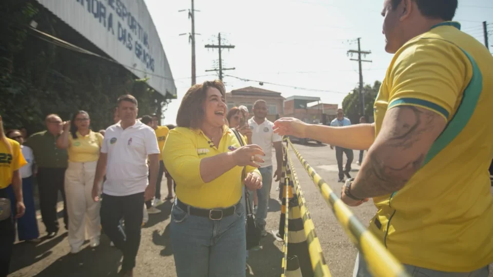 Professora Maria vota em Manaus e diz estar otimista com resultado