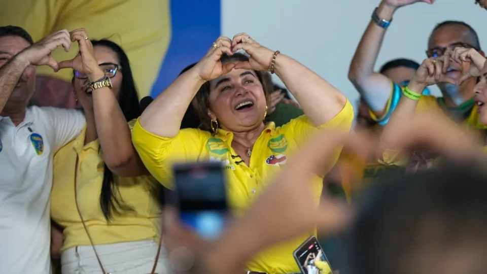 Professora Maria consolida voto da mudança e vai ao 2º turno contra a velha política