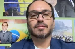 Carlos Bolsonaro declara voto: ‘É Maria e Flávio 22’