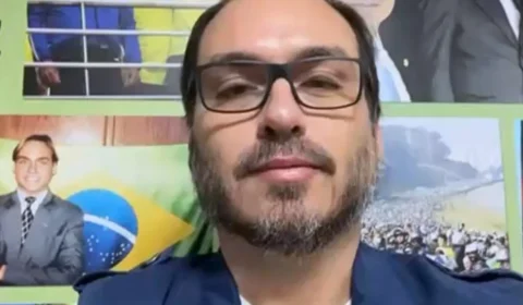 Carlos Bolsonaro declara voto: ‘É Maria e Flávio 22’