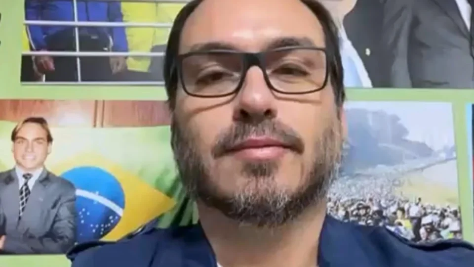 Carlos Bolsonaro declara voto: ‘É Maria e Flávio 22’