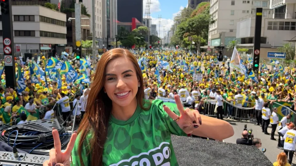 Débora Menezes participa de grande ato nacional da direita na Avenida Paulista