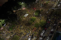 Flávio Bolsonaro e Nikolas Ferreira reúnem multidão em Manaus e fazem discursos no Bloquinho do 22