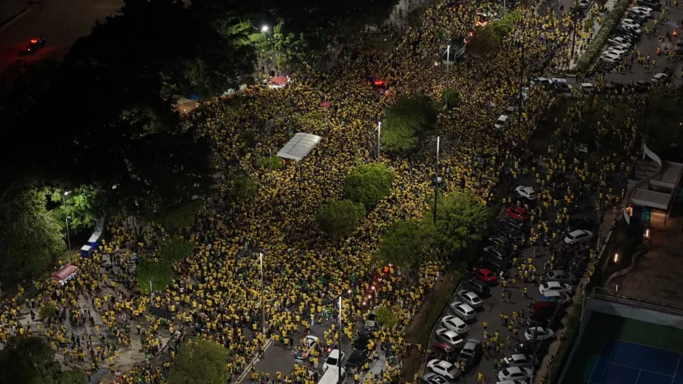 Bloquinho do 22 em Manaus tem críticas ao PT, promessas de Flávio Bolsonaro e apoio a Maria do Carmo com Nikolas Ferreira