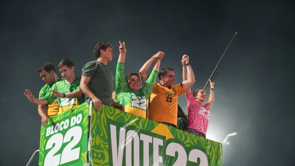 Professora Maria faz história no Amazonas e reúne 150 mil pessoas com Flávio Bolsonaro e Nikolas Ferreira no maior ato da direita no Norte do país