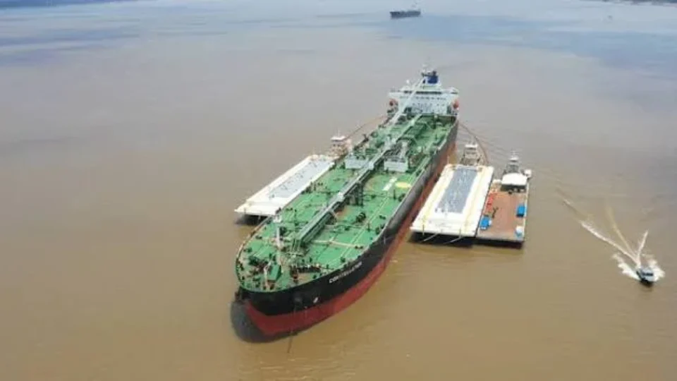 Grupo Atem realiza primeiros transbordos de petróleo da estiagem de 2026 em Itacoatiara