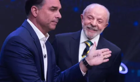 “Corrupto tem duas letrinhas: PT”: Flávio provoca Lula com recado escrito na mão durante debate