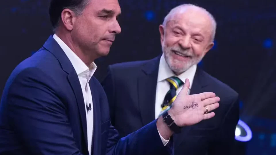 “Corrupto tem duas letrinhas: PT”: Flávio provoca Lula com recado escrito na mão durante debate